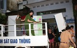 Công an Quảng Ninh nỗ lực giúp người dân chống bão